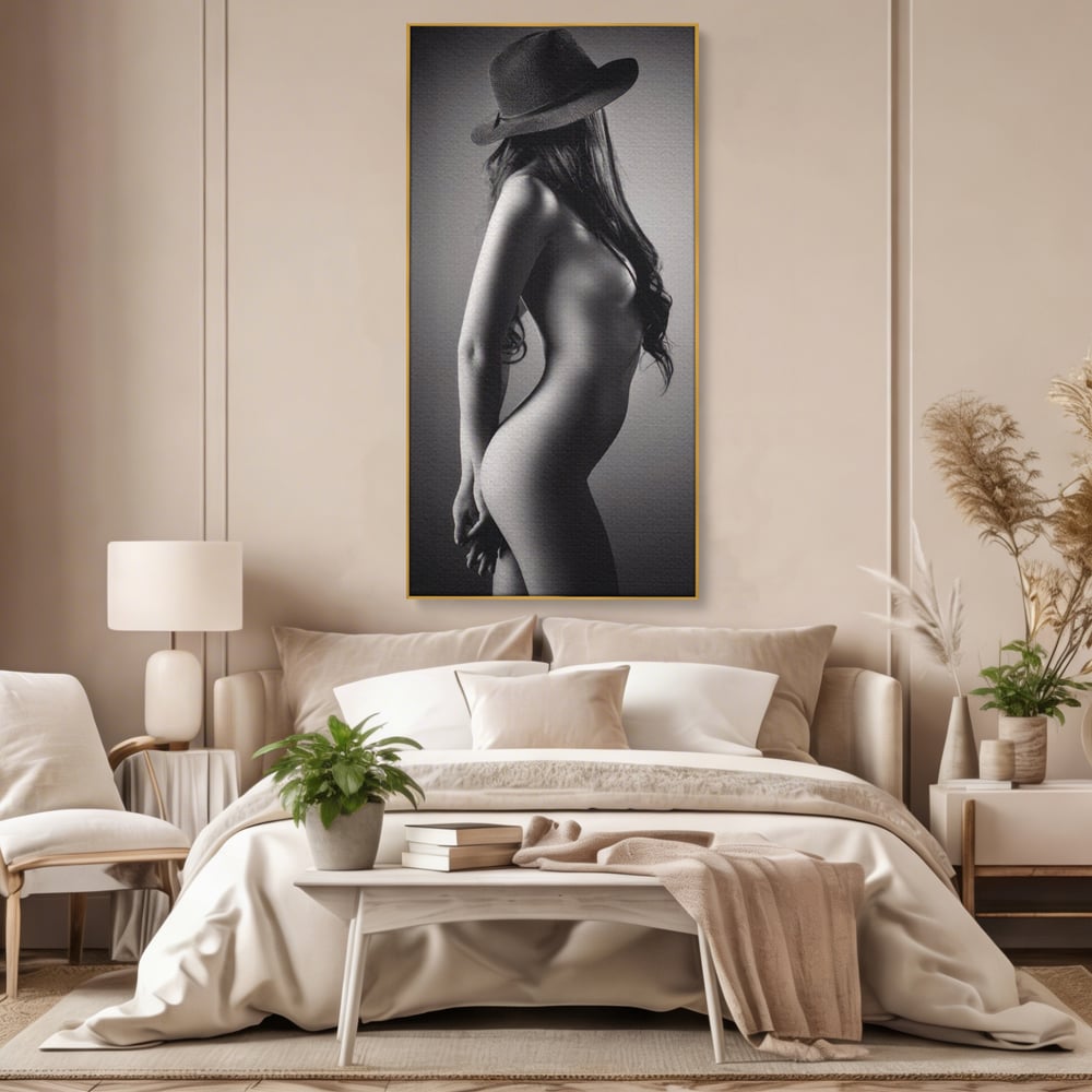 Tablou canvas cu tablou canvas cu silueta de femeie, in rama de aluminiu auriu, pe perete intr-un dormitor